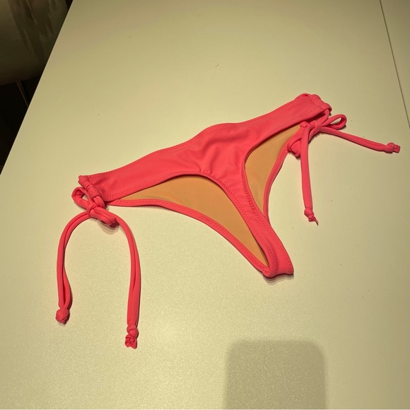 Two thong bikini bottoms - Picture 5 of 6